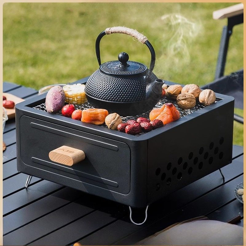 Outdoor Camping Grill - 持ち運び可能な炭火焼きグリル。正方形の構造で、屋外でのキャンプや家庭での使用、庭でのバーベキューに最適。お手入れも簡単で、お茶を煮るのにも使えます。
