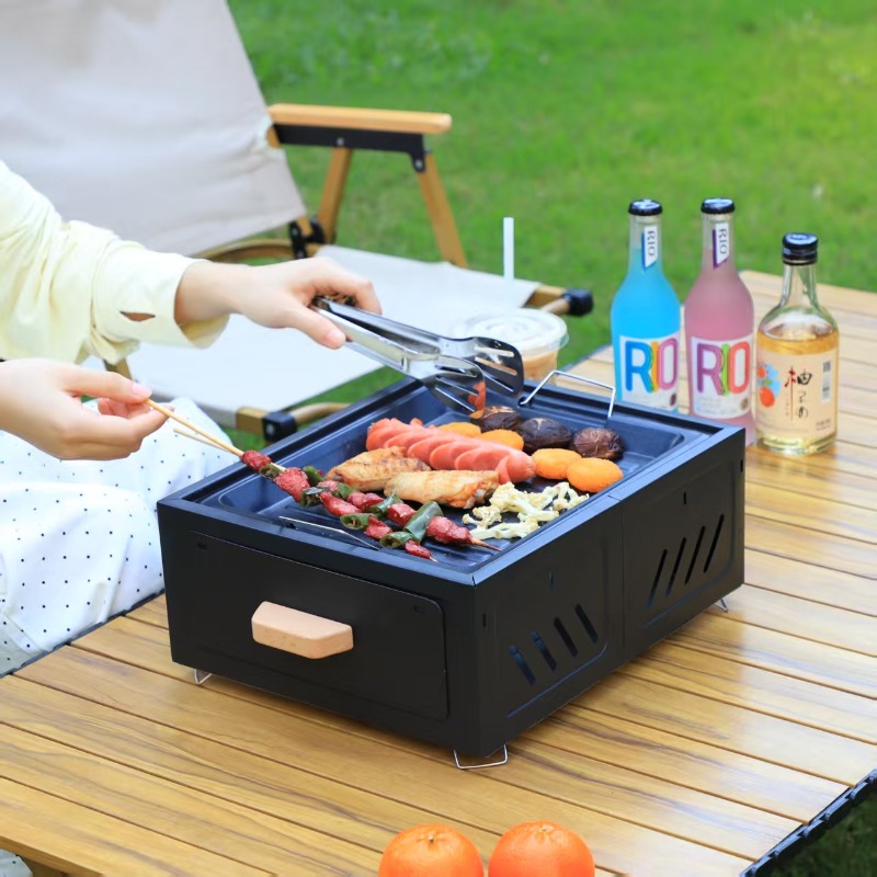 持ち運び可能な炭火焼きグリル。正方形の構造で、屋外でのキャン - Outdoor Camping Grill のレビューと価格