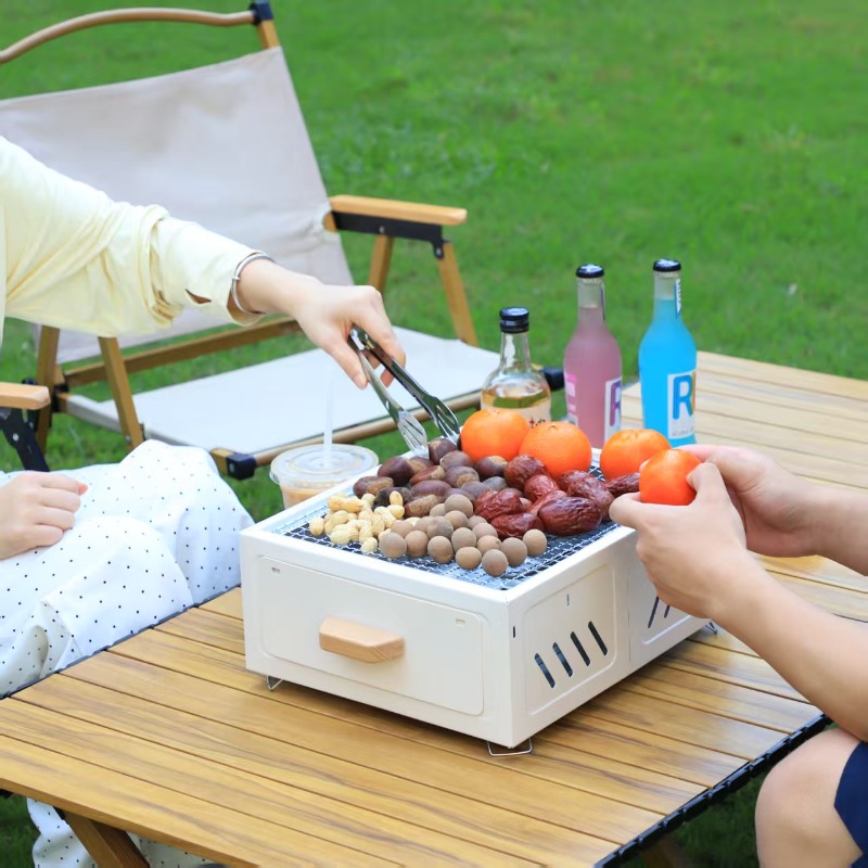 持ち運び可能な炭火焼きグリル。正方形の構造で、屋外でのキャン - Outdoor Camping Grill のレビューと価格
